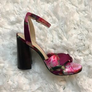 So beautiful and floral heels perfect for jeans!